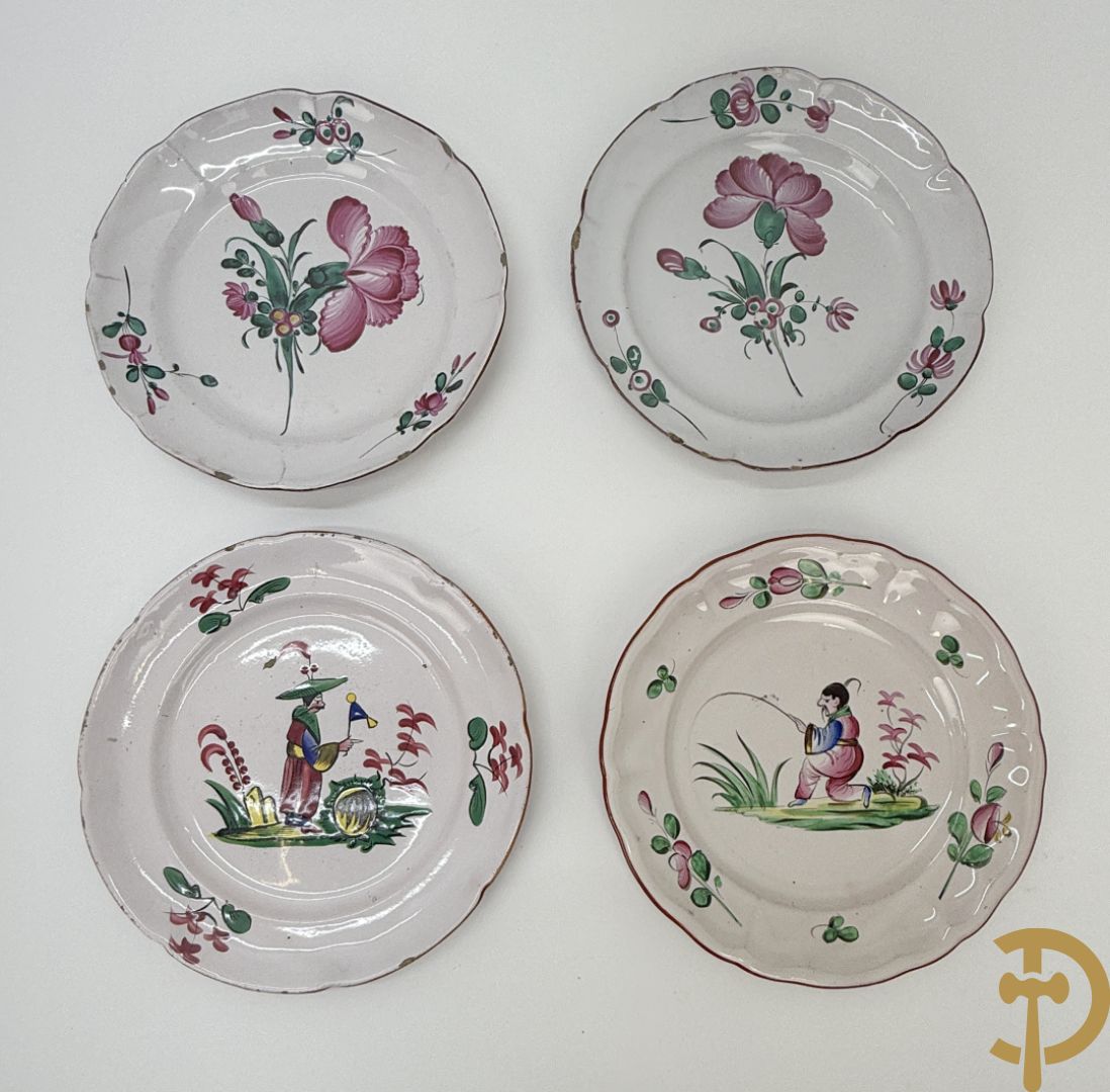 Paar polychrome Delftse zeshoekige dekselvazen met bloemen- en vogeldecor + 4 Strassbourgborden