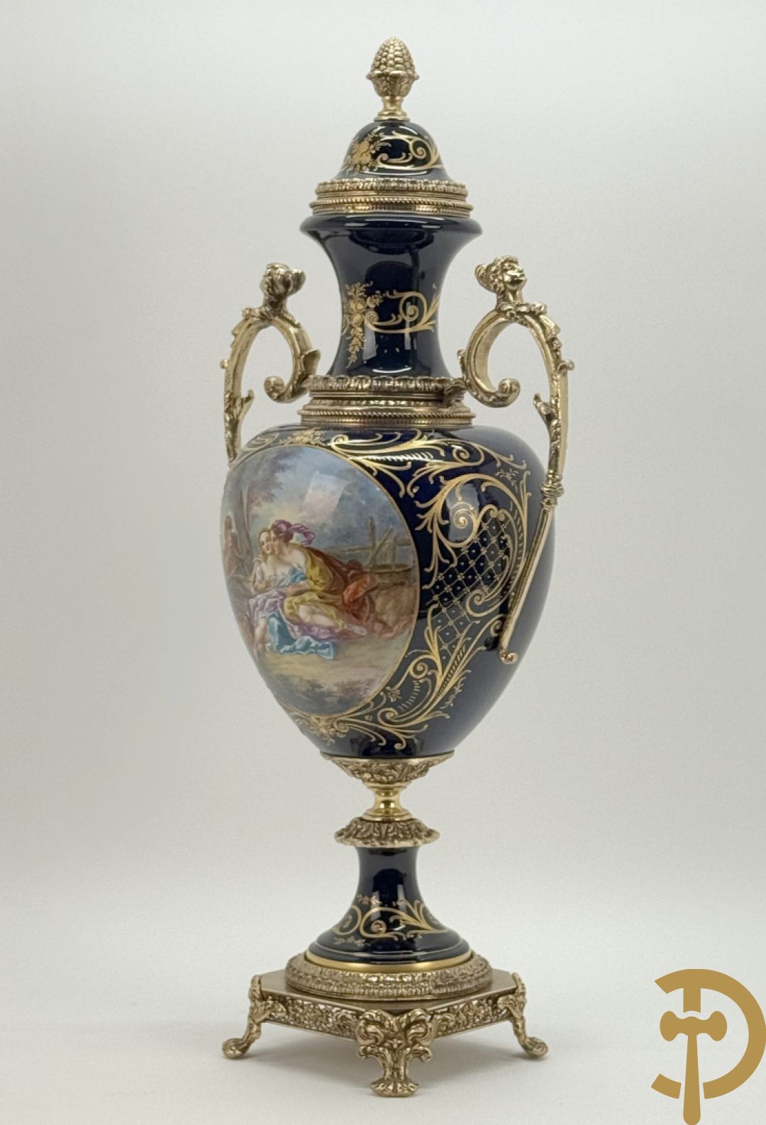 Blauwe porseleinen vaas met lieftallig decor, Sèvres stijl, bezet met bronzen ornamenten