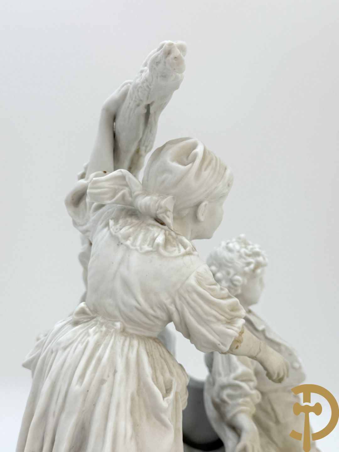 Ongetekend, witte biscuit van jongen en meisje bij boomstronk