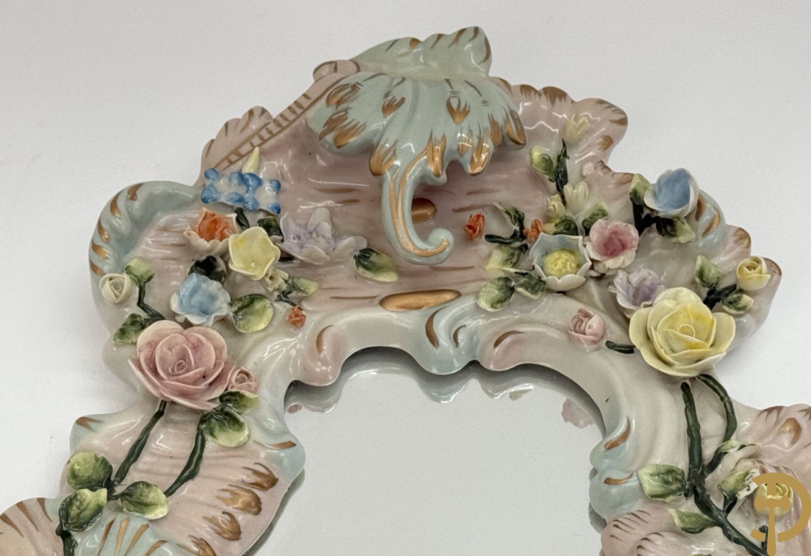 Porseleinen spiegel met cupido en bloemen bezet + porseleinen beeld met cupido en rocailles