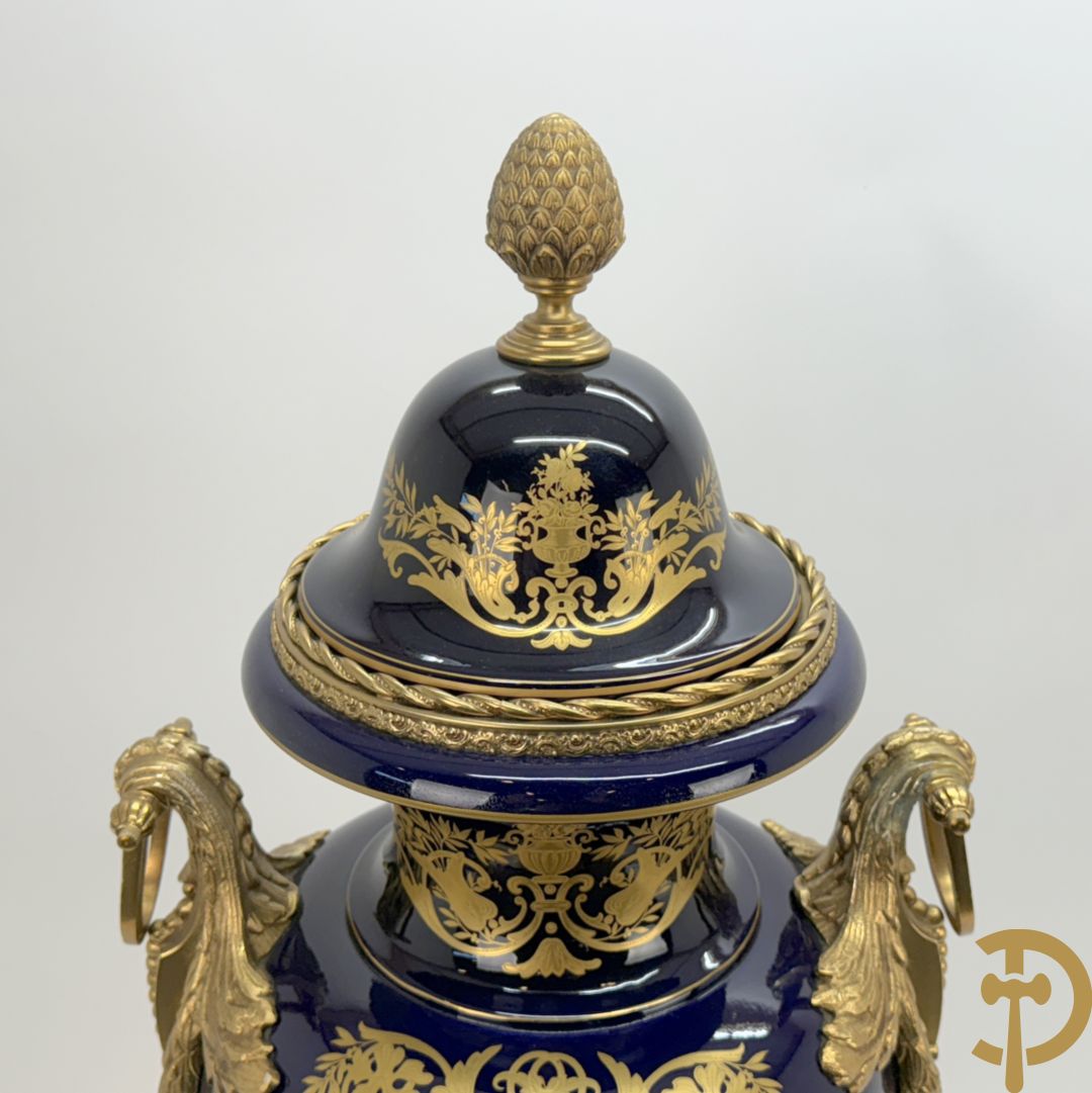 Onleesbaar getekend rechts onder, Sèvres stijl vaas met dubbel decor van romantische genrescène en landschapsscène, met bronzen ornamenten bezet