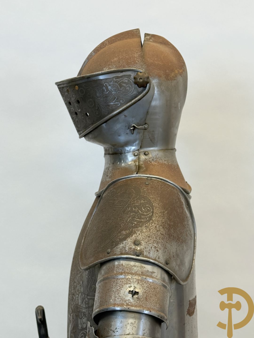 Paar ijzeren decoratieve harnassen ridderuitrusting met geciseleerde motieven op de elementen, met zwaard en ridderhelm - op statief - vermoedelijk Spaans 1930-1940