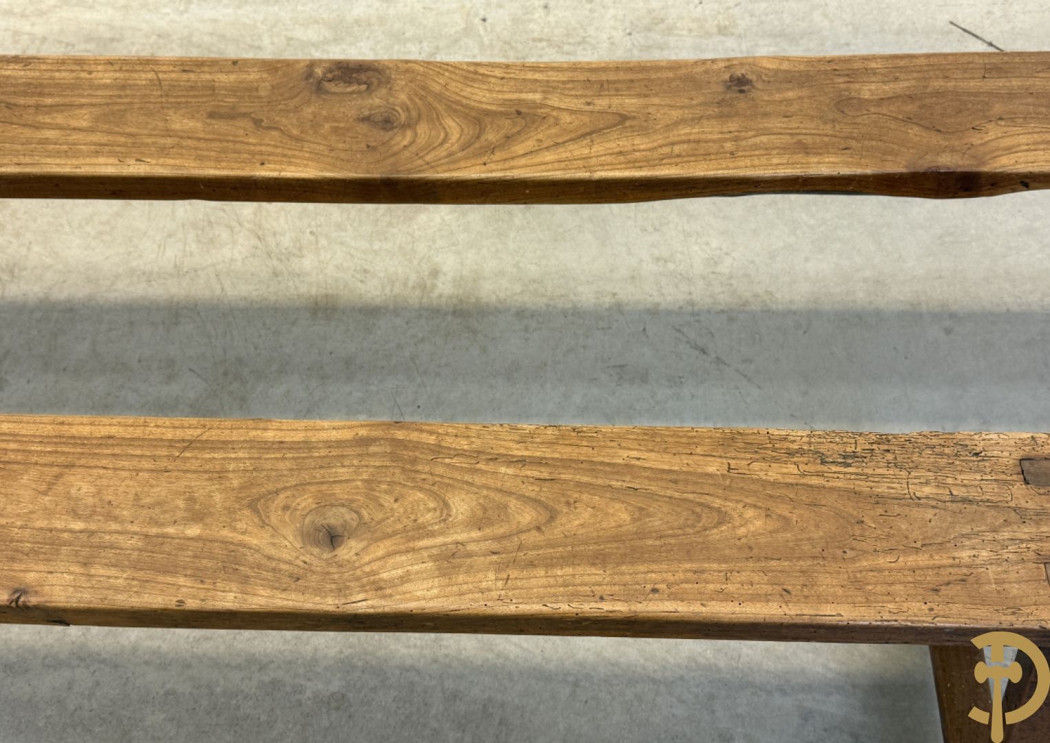 Paar lange eiken kloosterbanken