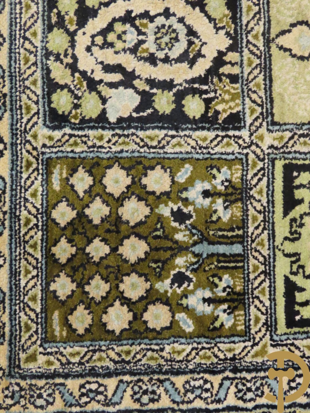 Oosters handgeknoopt tapijt zijde op katoen met patronen