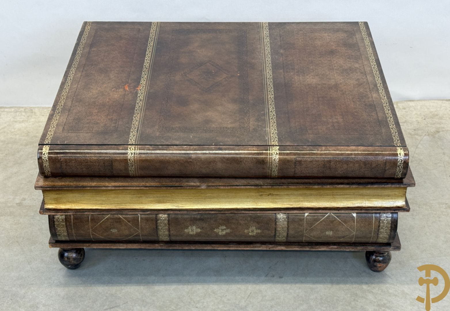 Salontafel met leder bekleed in de vorm van 3 op elkaar gestapelde boeken