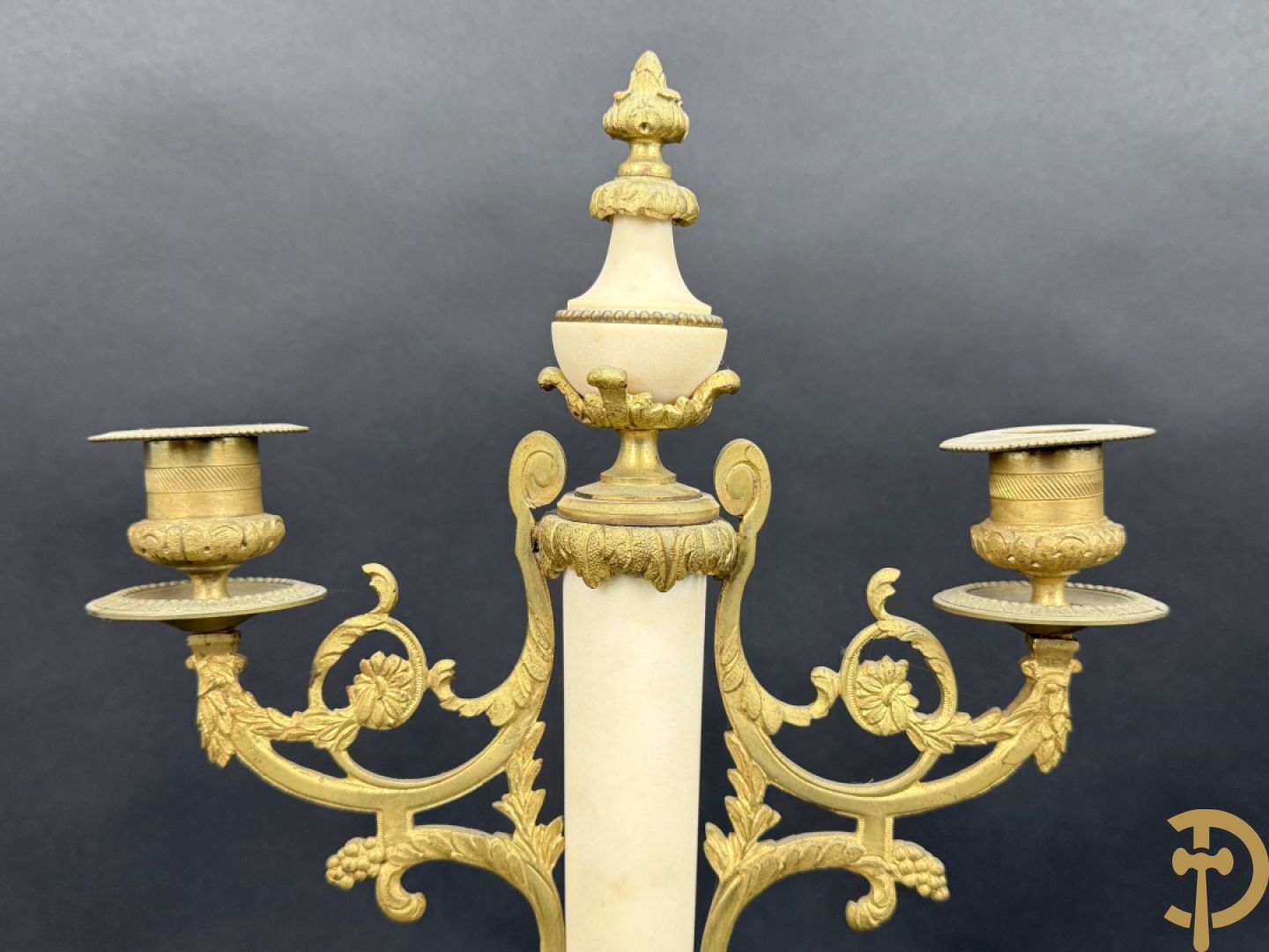 Paar marmeren kandelaars met bronzen cupido