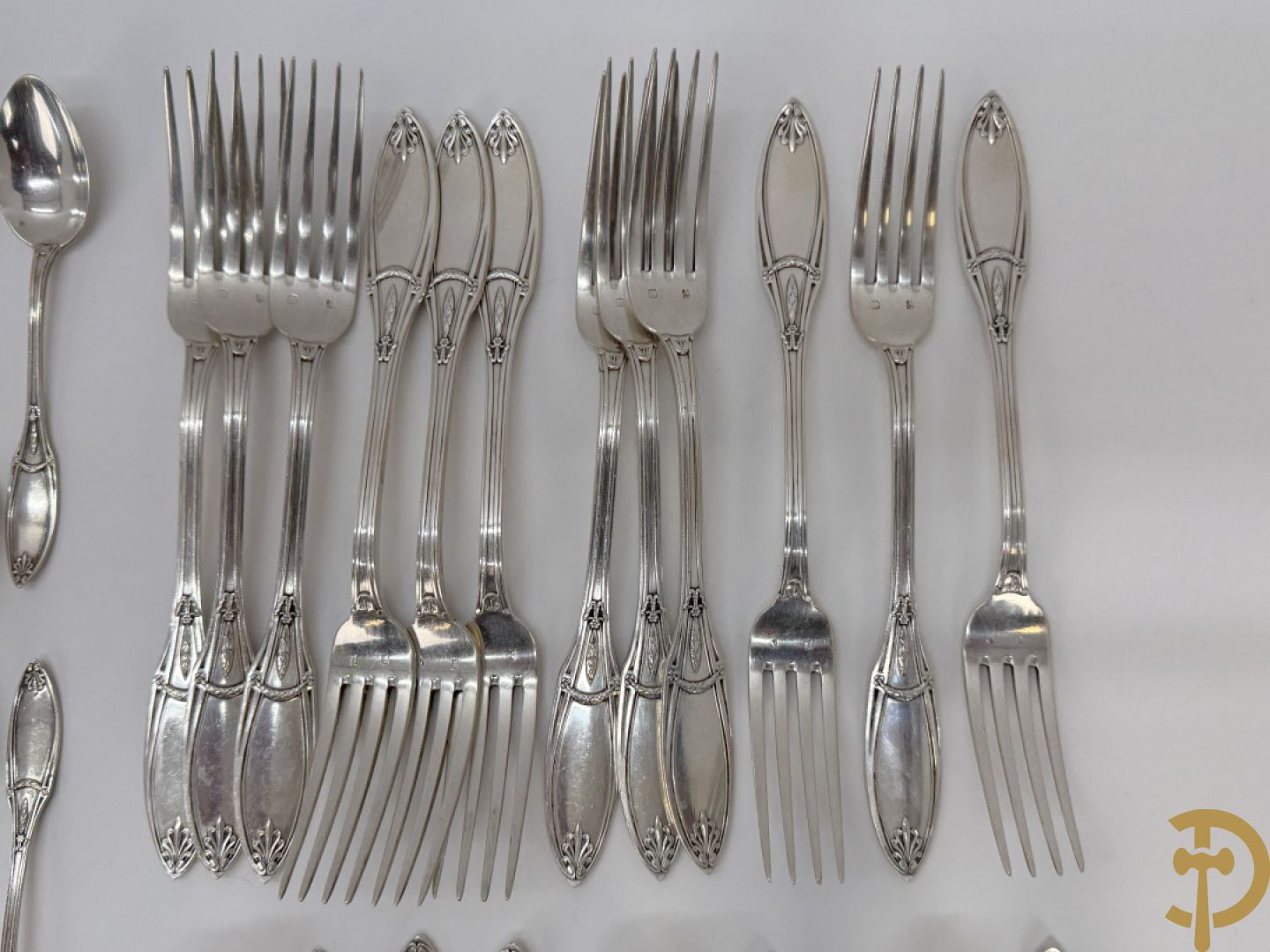 Massief zilveren bestek Delheid bestaande uit 12 vorken, 12 lepels en 12 koffielepels