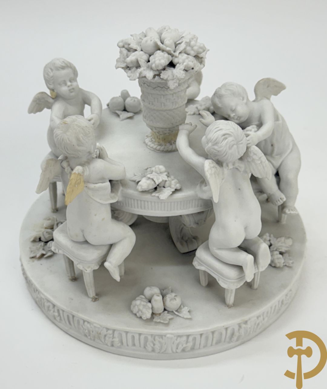 Vijf witte biscuits met cupido