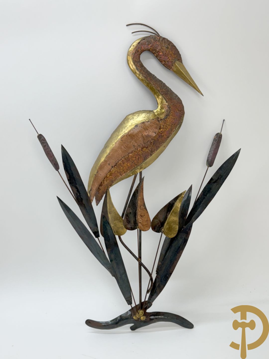 Paar vergulde metalen basreliefs met ooievaars en lisdoddes