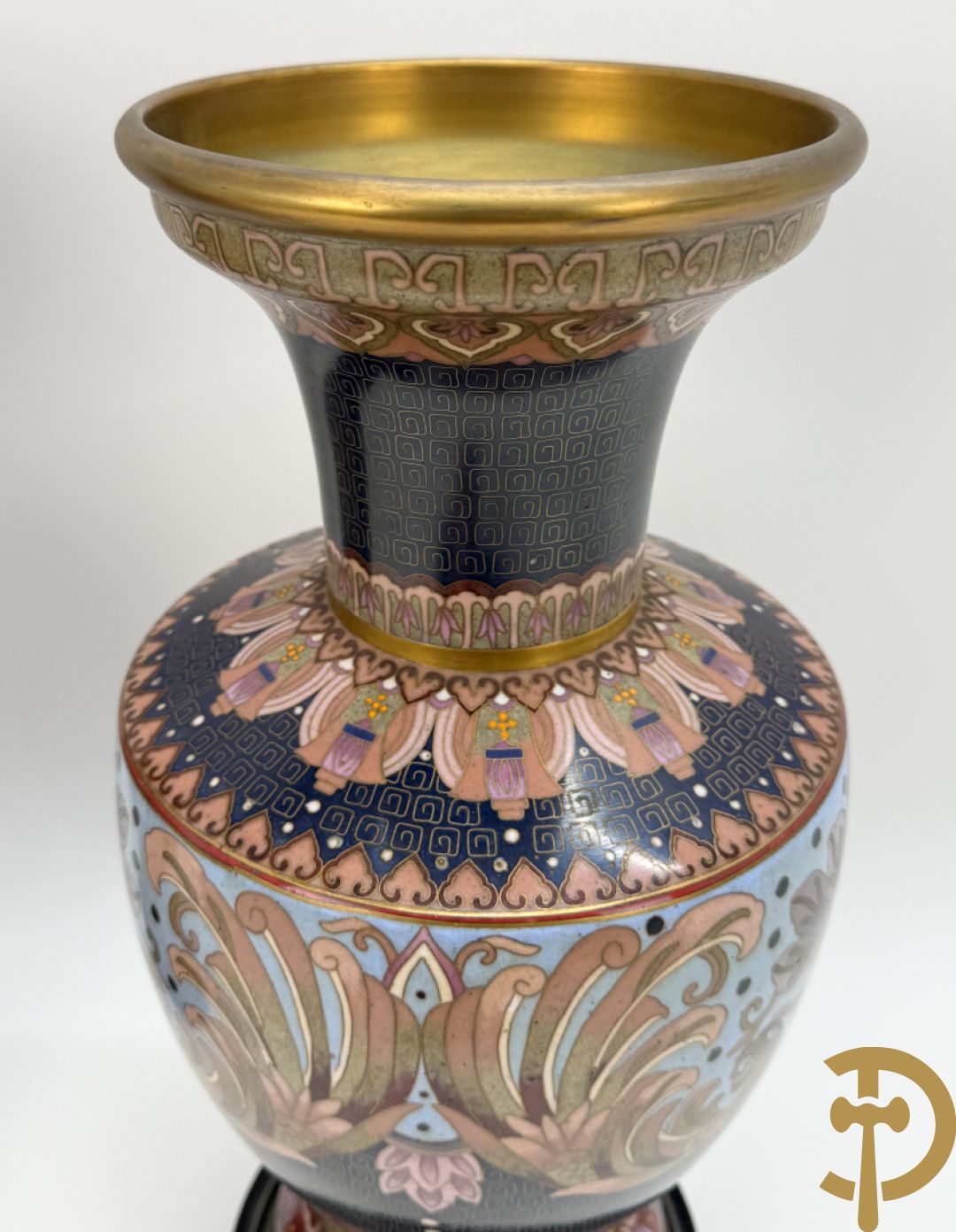 Paar ballustervormige cloisonévazen met decor van vogels en bloemen - op houten sokkel + paar kleine cloisonévazen met vogel en bloemendecor - op houten sokkel