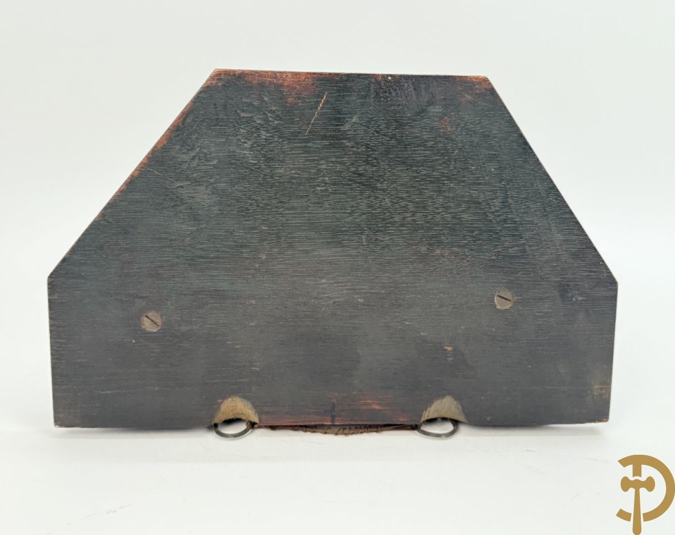 Eiken gesculpteerde sokkel met cupidohoofd en denappel