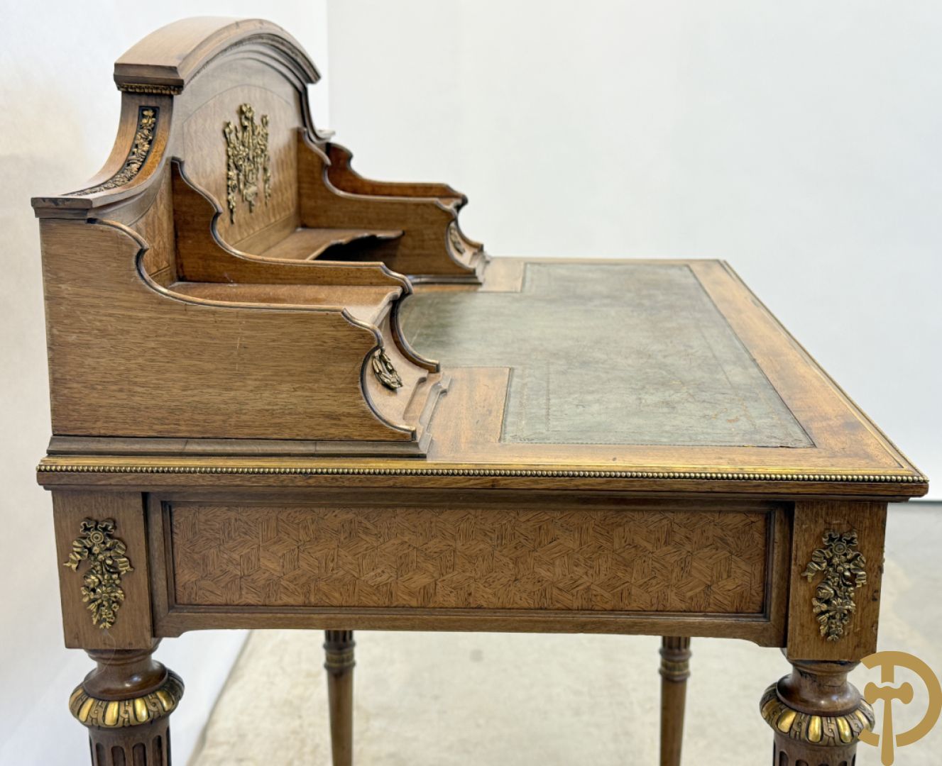 Frans notelaren damesschrijfbureel met marketterie, bronsbeslag, lederen blad, grote lade onderaan en 2 kleine lades boven, 19e