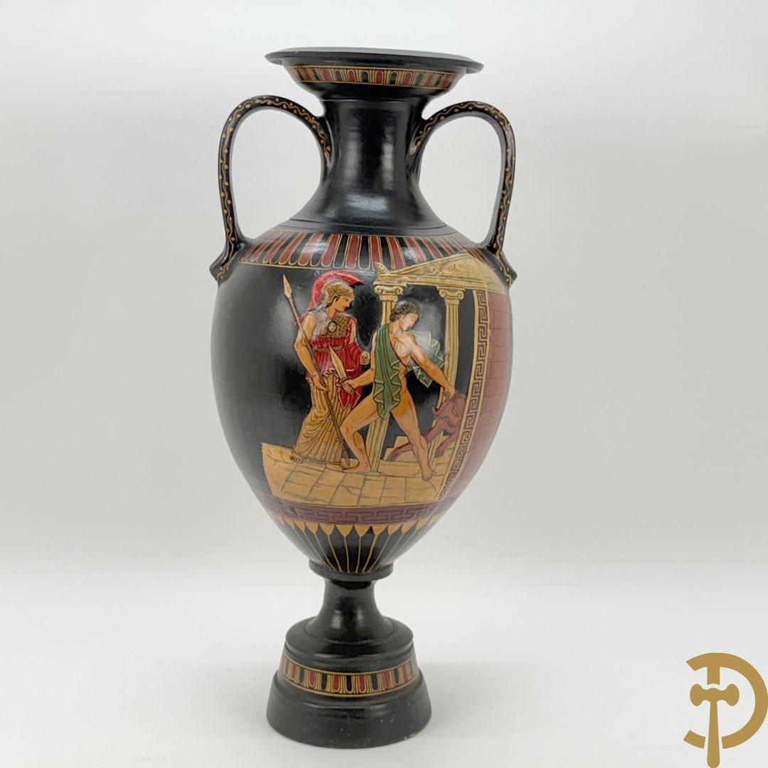 Amfoorvormige vaas in terra cotta met voorstellingen uit de Klassieke oudheid, Griekse stijl