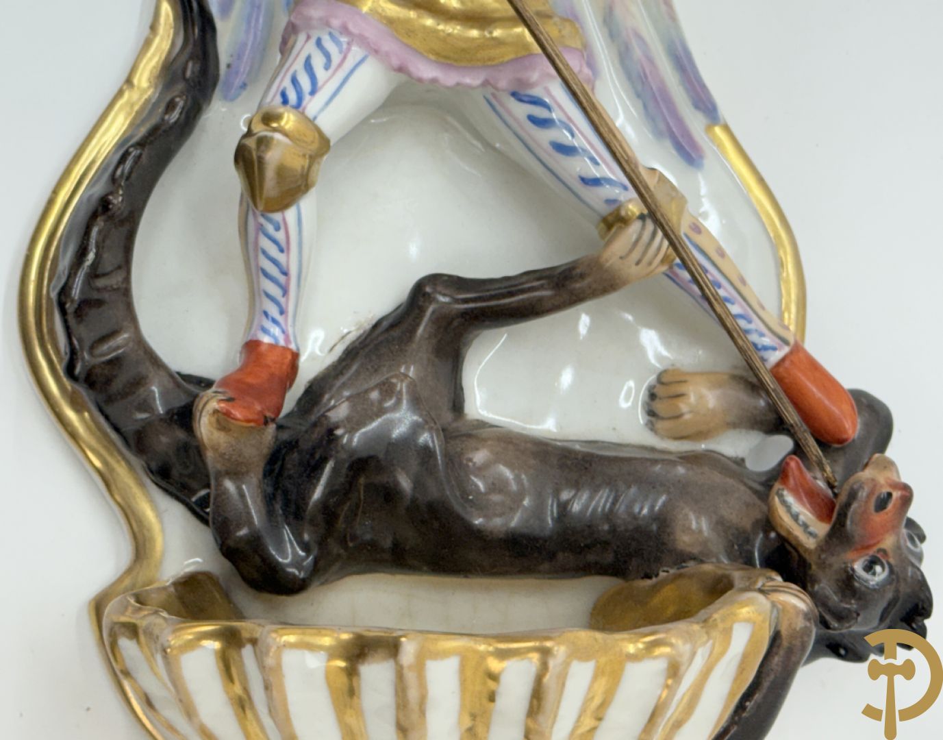 Meerkleurig Vieux Paris wijwatervat met Sint Michael doodt de draak