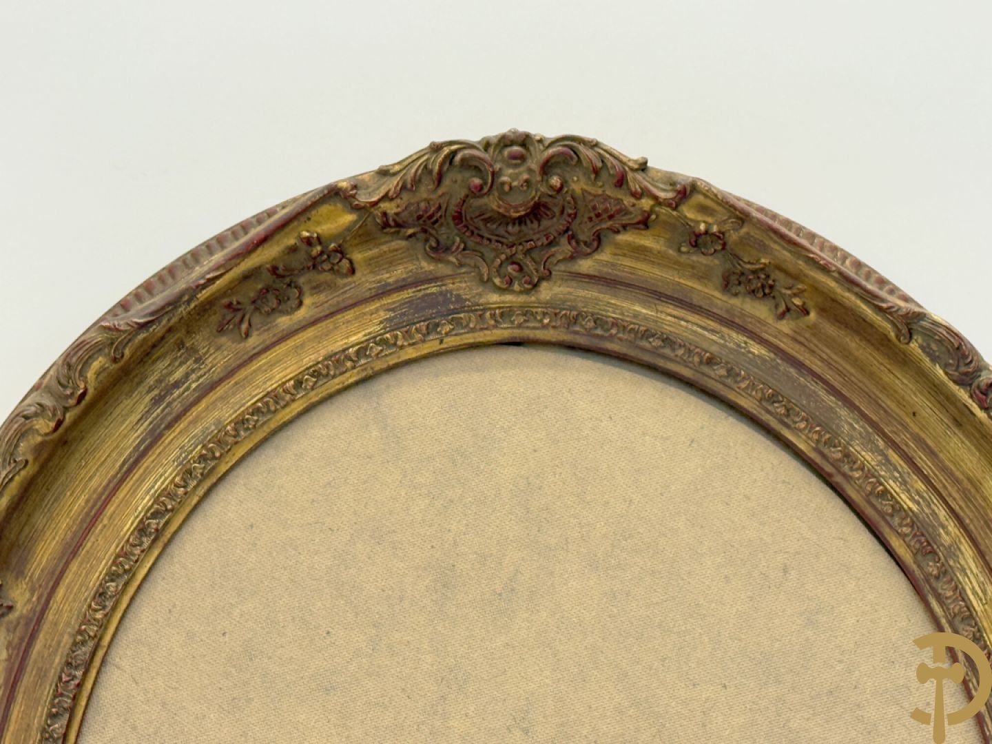 Twee ovale Louis XV lijsten (1 met spiegel en 1 met glas)