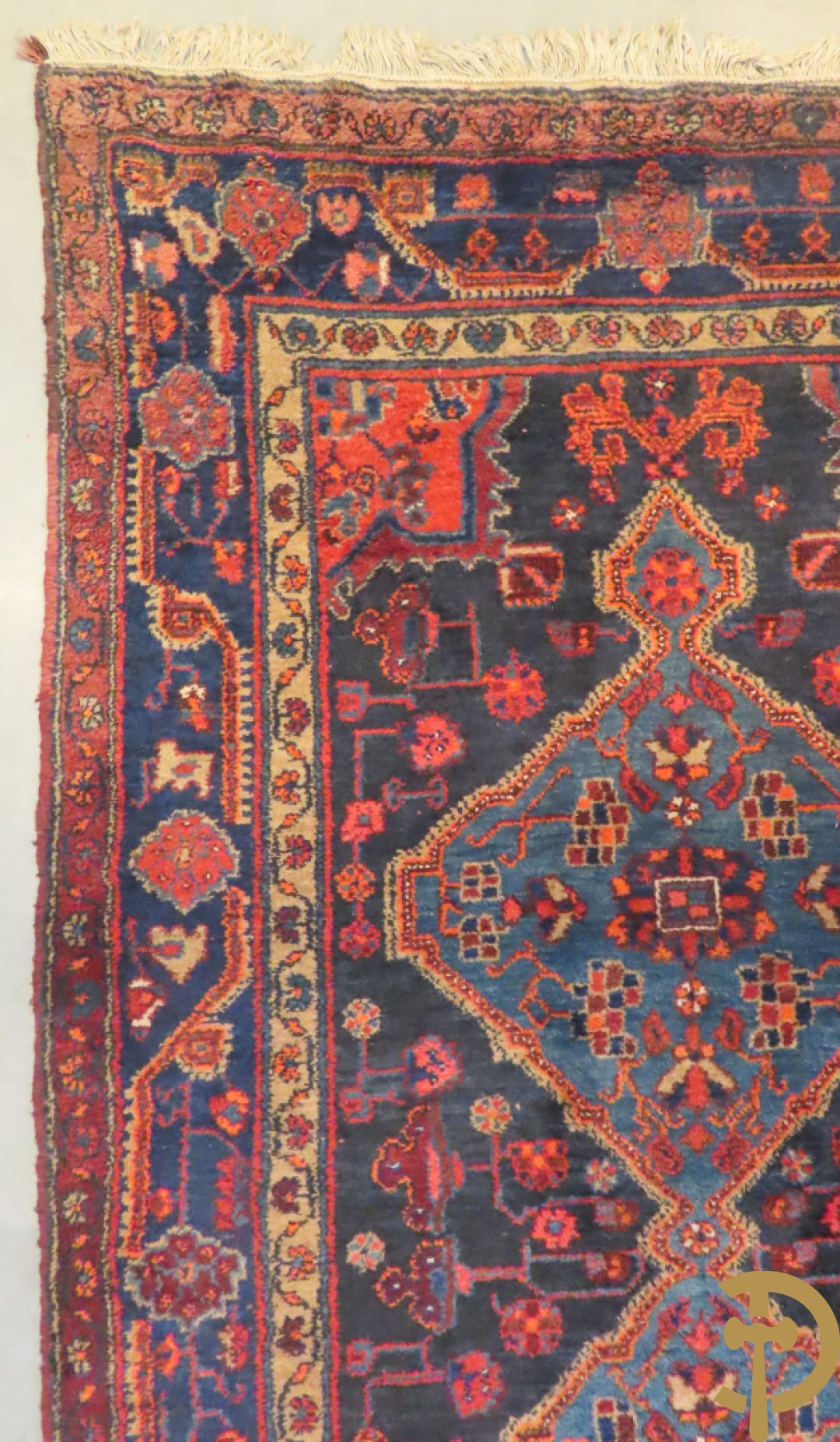 Oosterse handgeknoopt tapijt met geometrische motieven op blauwe fond Malayer + Oosters handgeknoopt tapijt met bloemenpatronen rode fond Kashkay