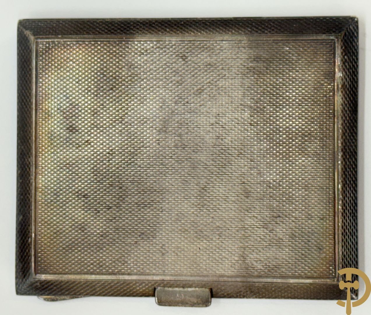 Massief zilveren sigarettenhouder bezet met email bovenaan, Engels gemerkt, in schrijn + massief zilveren poederdoos bezet met email in schrijn