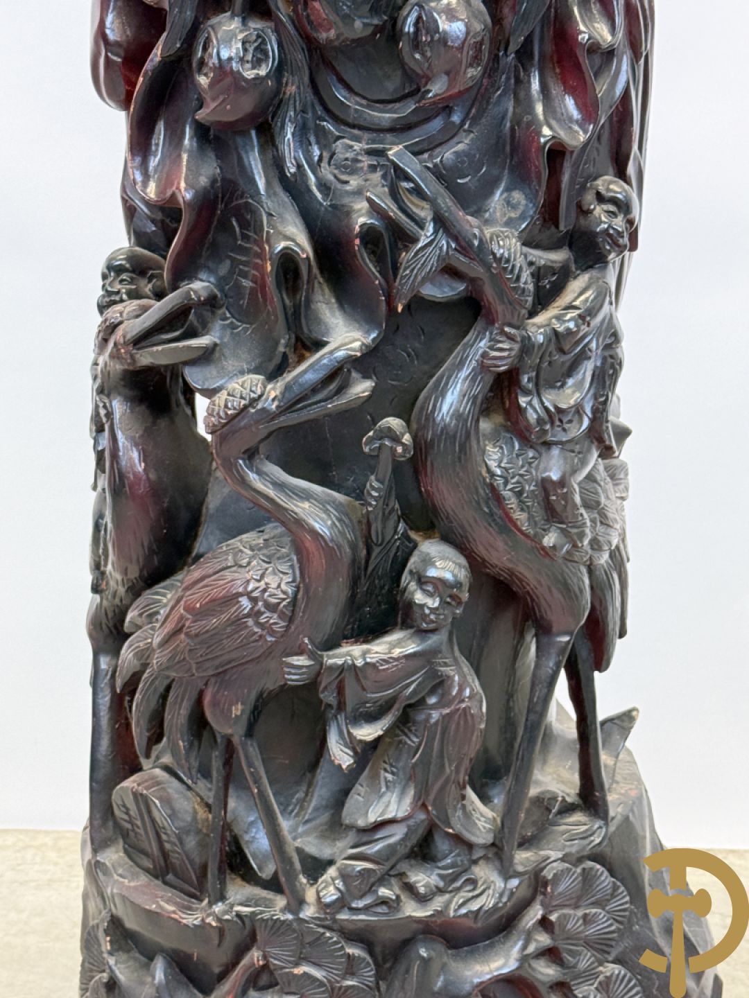 Aziatische houtsculptuur van wijsgeer met staf, vogels en kinderen