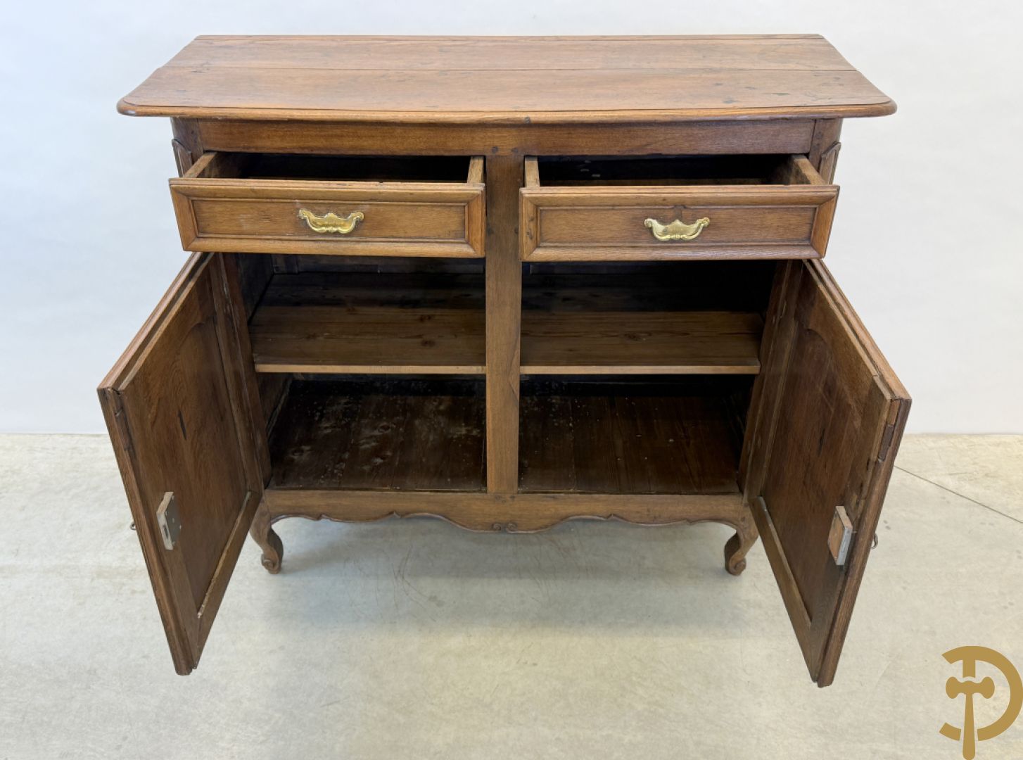 Massief eiken Vlaamse tweedeursdresse met 2 lades, afgestoken panelen en voluutvormige poten, 18e