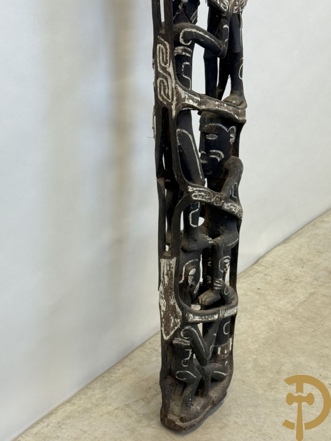 Nieuw Zeelandse totempaal met gesculpteerde houten figuren bewerkt met krijt