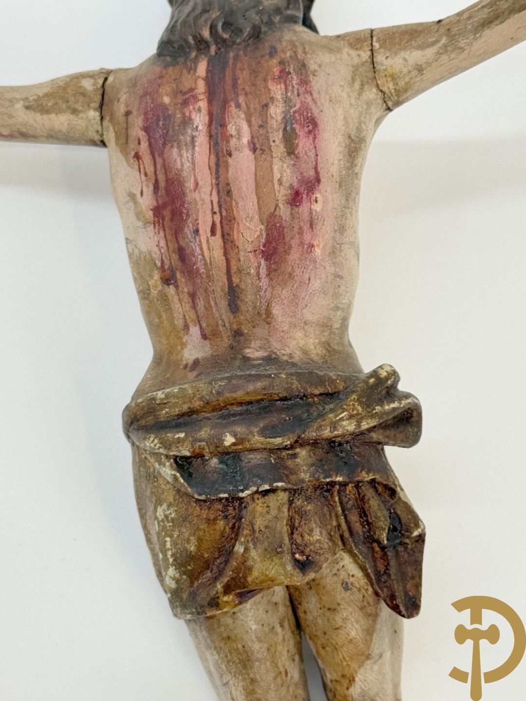 Twee houtgesculpteerde en gepolychromeerde corpussen, 18e