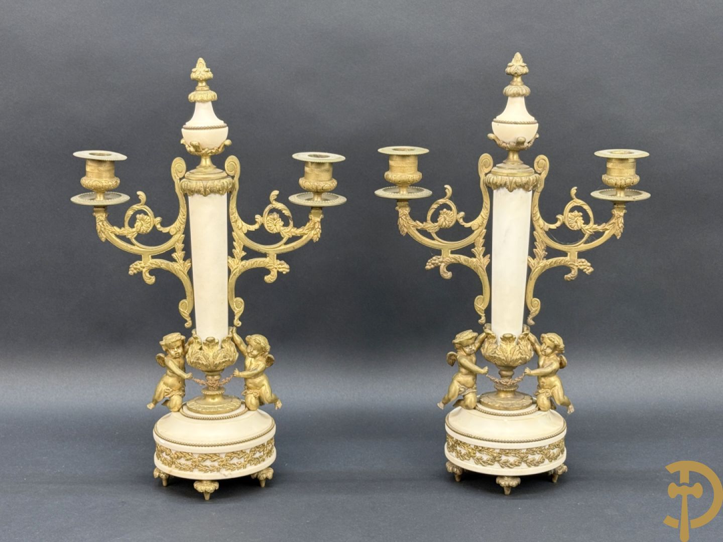 Paar marmeren kandelaars met bronzen cupido