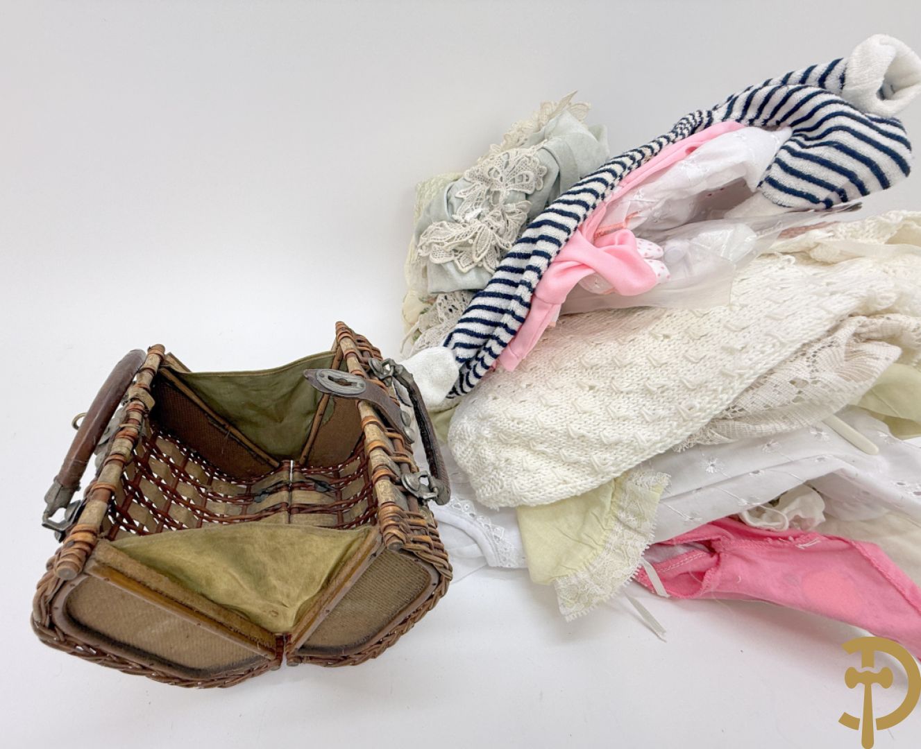 Oude pop met papier maché ledematen, gemerkt K R36/.728 + oude pop met papier maché ledematen en kantelbare oogjes + oude pop in papier maché, gemerkt Unis France 301 + oude pop in papier maché, onleesbaar gemerkt + hedendaagse pop met porseleinen ledematen + losse kleertjes