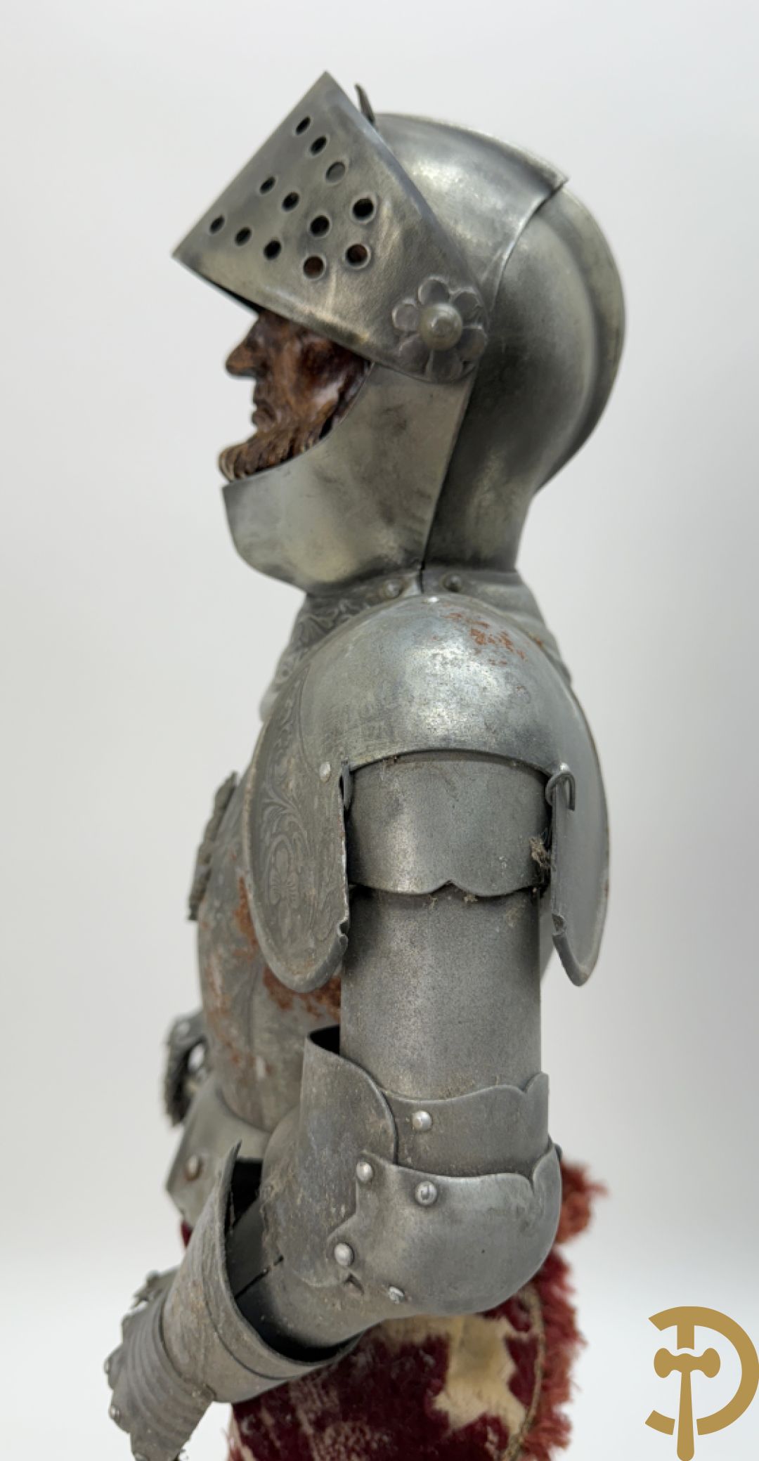 Miniatuur harnas met terra cotta hoofdje in helm op houten voet