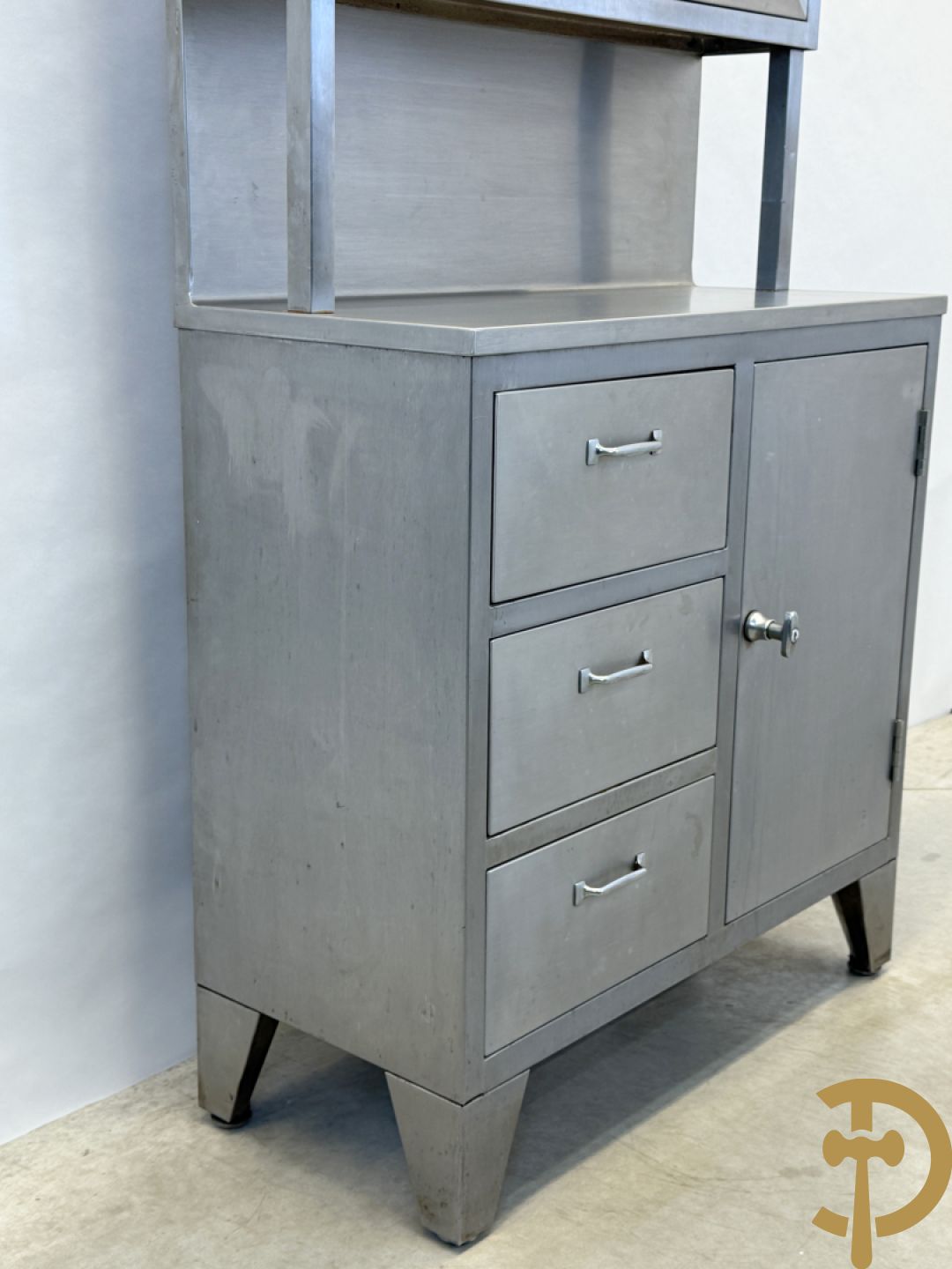 Design inox medisch kabinet, bovenaan met 2 beglaasde deuren, onderaan met deur en 3 lades, by Friedrich Schmitz, Germany