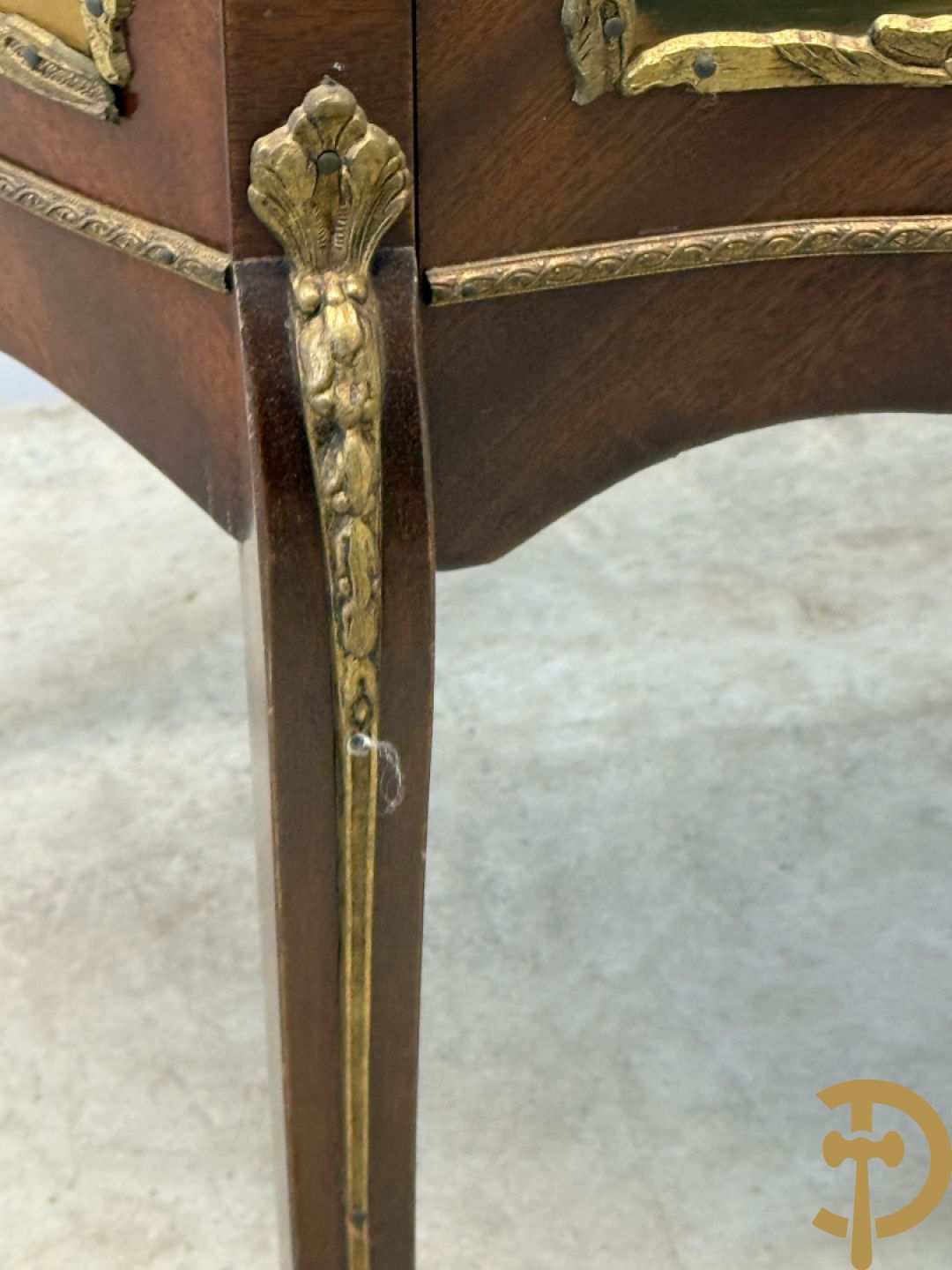 Notelaren gebombeerde Louis XV vitrine met handbeschilderde romantische taferelen en bezet met bronsbeslag