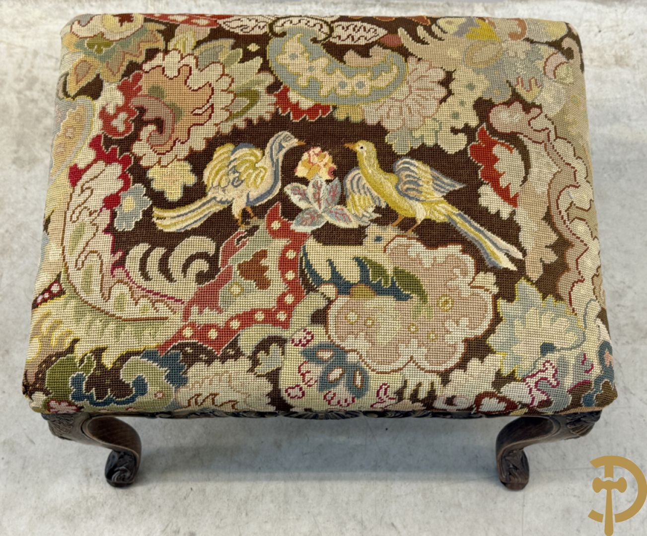 Armzetel Louis XIV met petit points + voetbankje