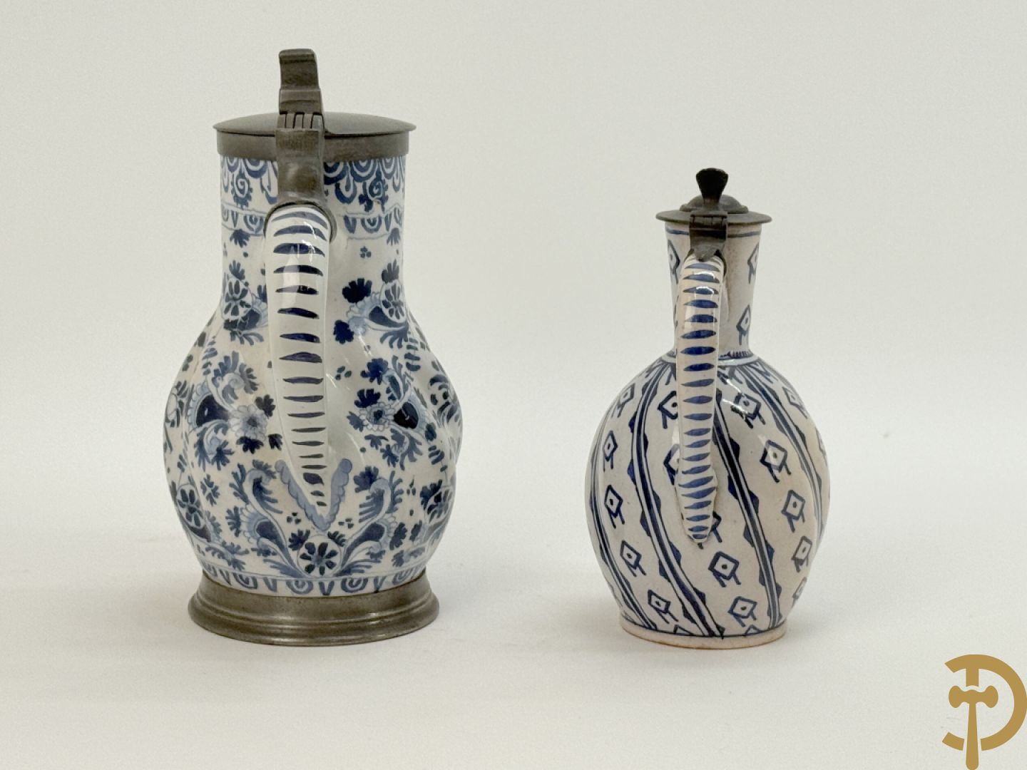 Delftse schenkkan met beschilderd bloemendecor en tinnen deksel + schenkkan in Delftse stijl, gemerkt onderaan BFK 66