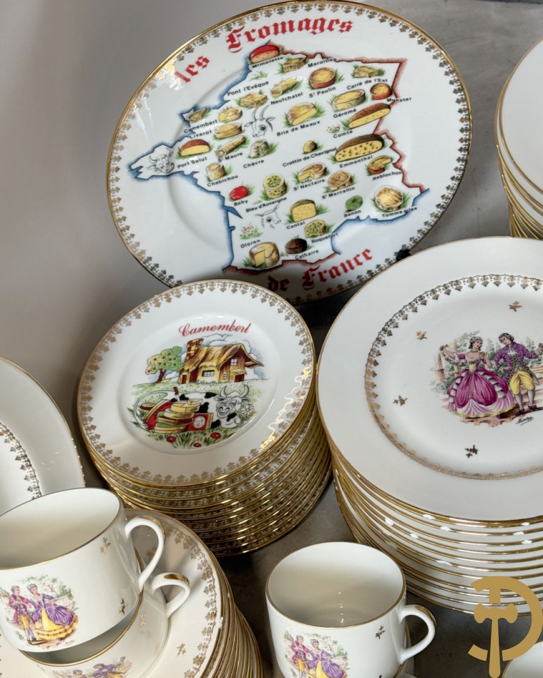 Porseleinen eet- en koffieservies met decor van elegant koppel, Limoges gemerkt