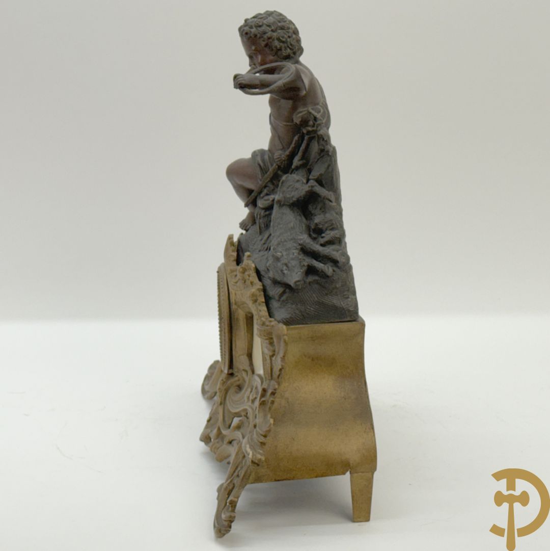 Zamak pendule met accanthusranken en bekroond met cupido met jachthoorn