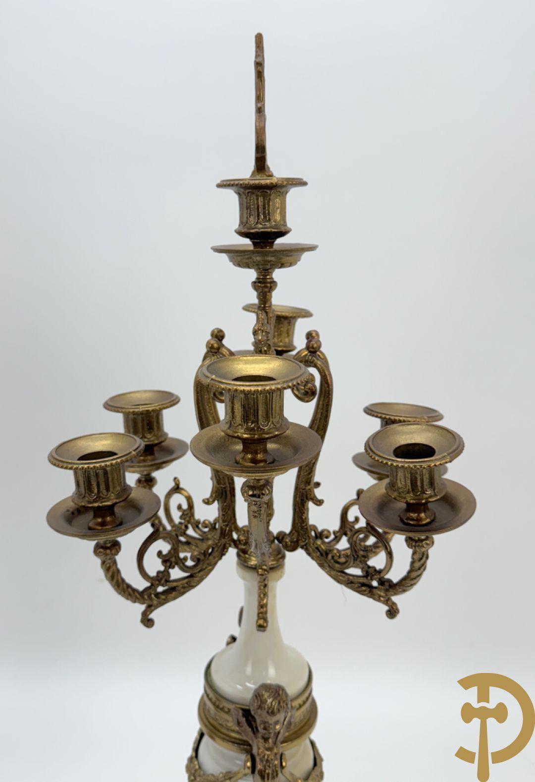 Driedelige koperen garnituur, centraal met harp geflankeerd door paar cupido