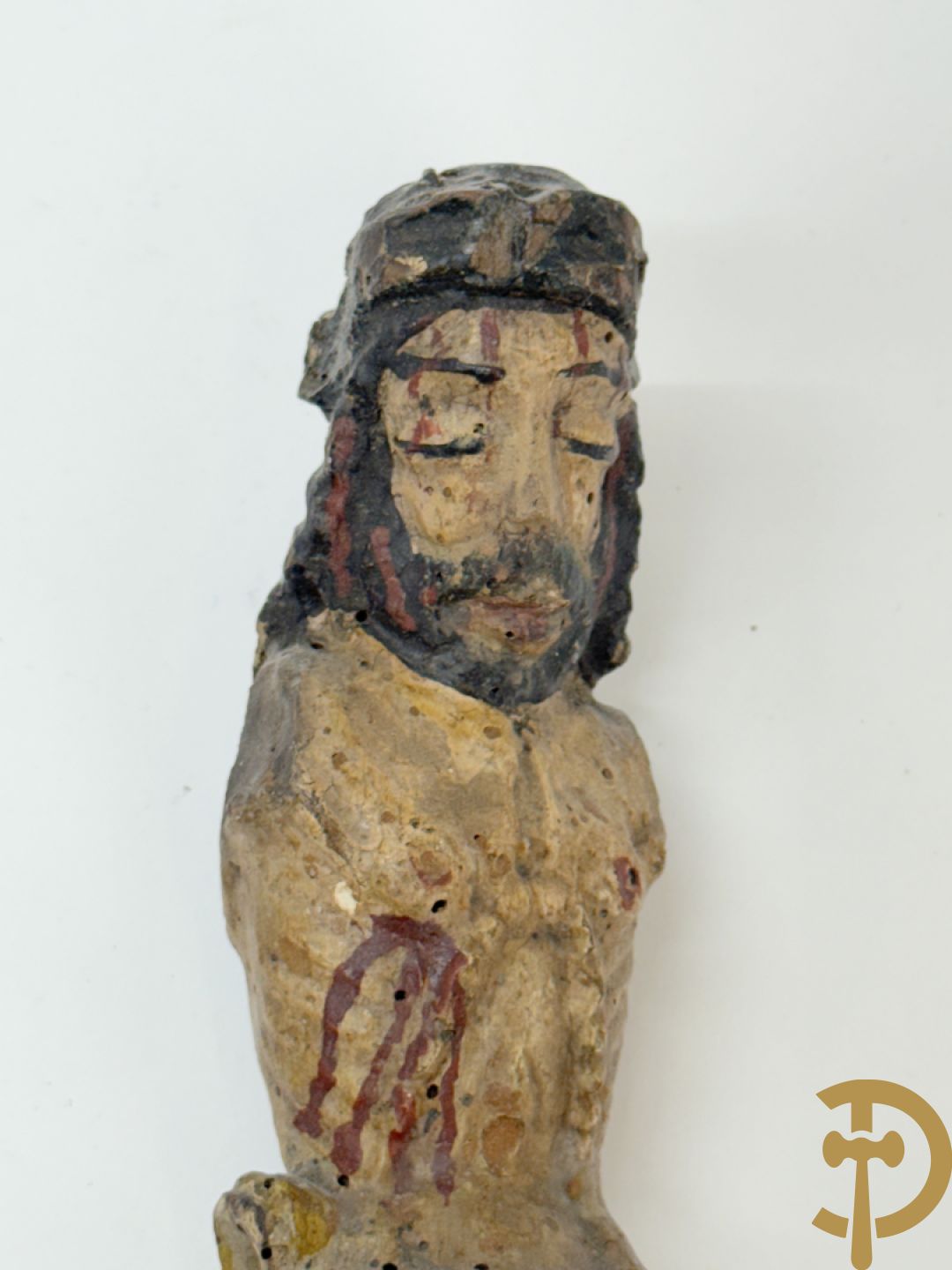 Twee Volkse houtgesculpteerde en gepolychromeerde corpussen, 18e