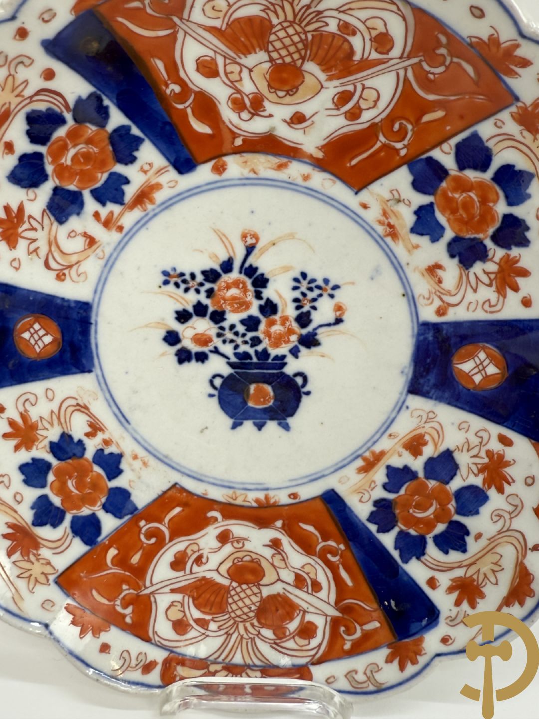 Japanse porseleinen Imari dekselvaas met bloemenmotief + klein flesvormig pique fleur vaasje + 2 Imari bordjes