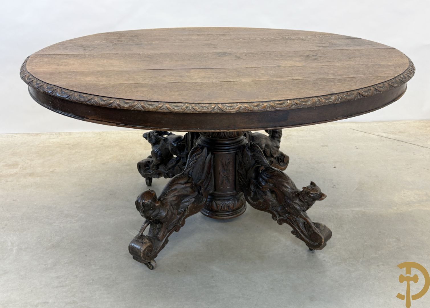 Eiken ovale jachttafel met 4 verschillende dieren + zes stoelen met canage op getorste poten (verschillende modellen)