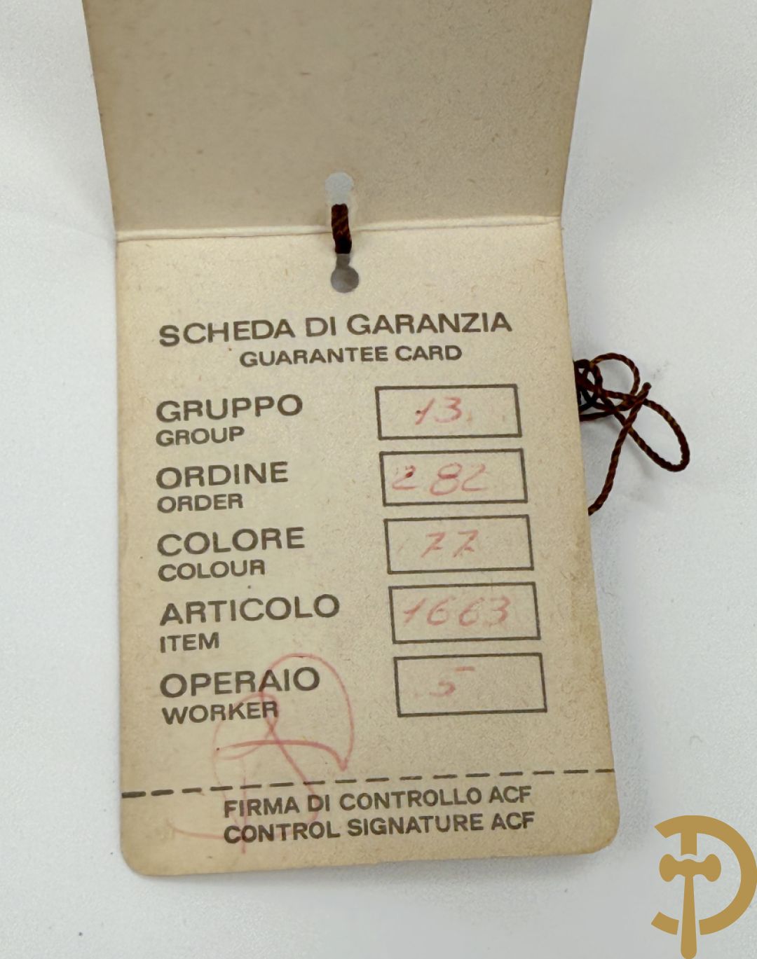 Paar porseleinen Sèvres stijl dekselpotiches met dubbel bedrukt romantisch decor en bezet met bronzen ornamenten