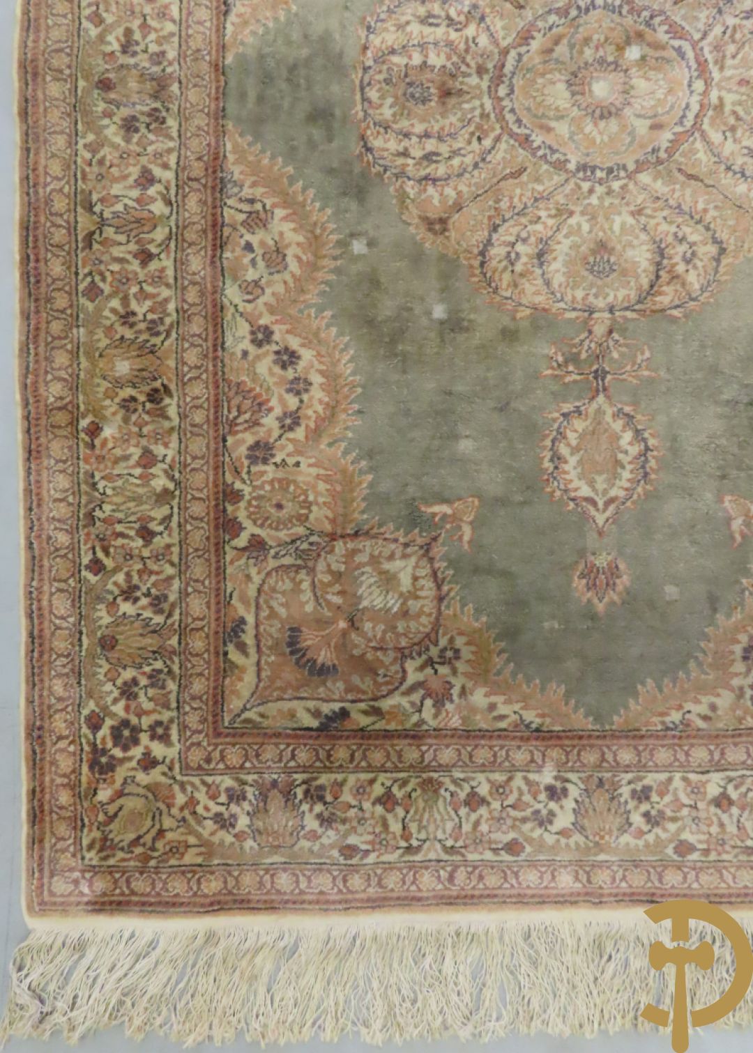 Oosters handgeknoopt tapijt met centraal decor en bloemenmotieven