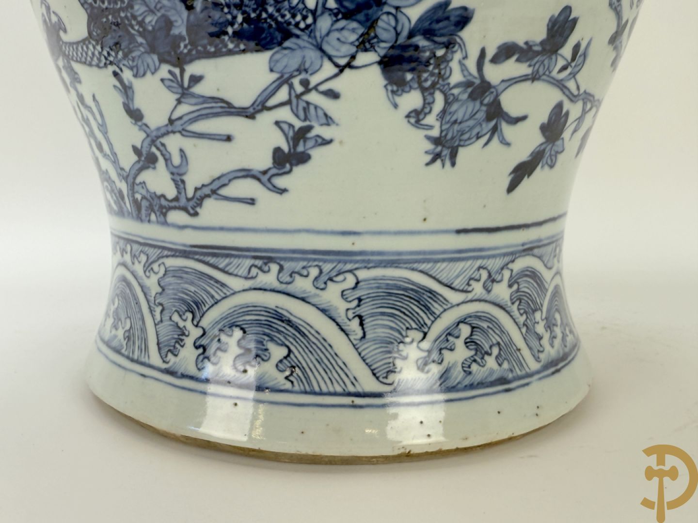 Paar Chinese blauw/witte porseleinen dekselvazen gedecoreerd met draken en bloemenmotieven, als lampadaire omgebouwd