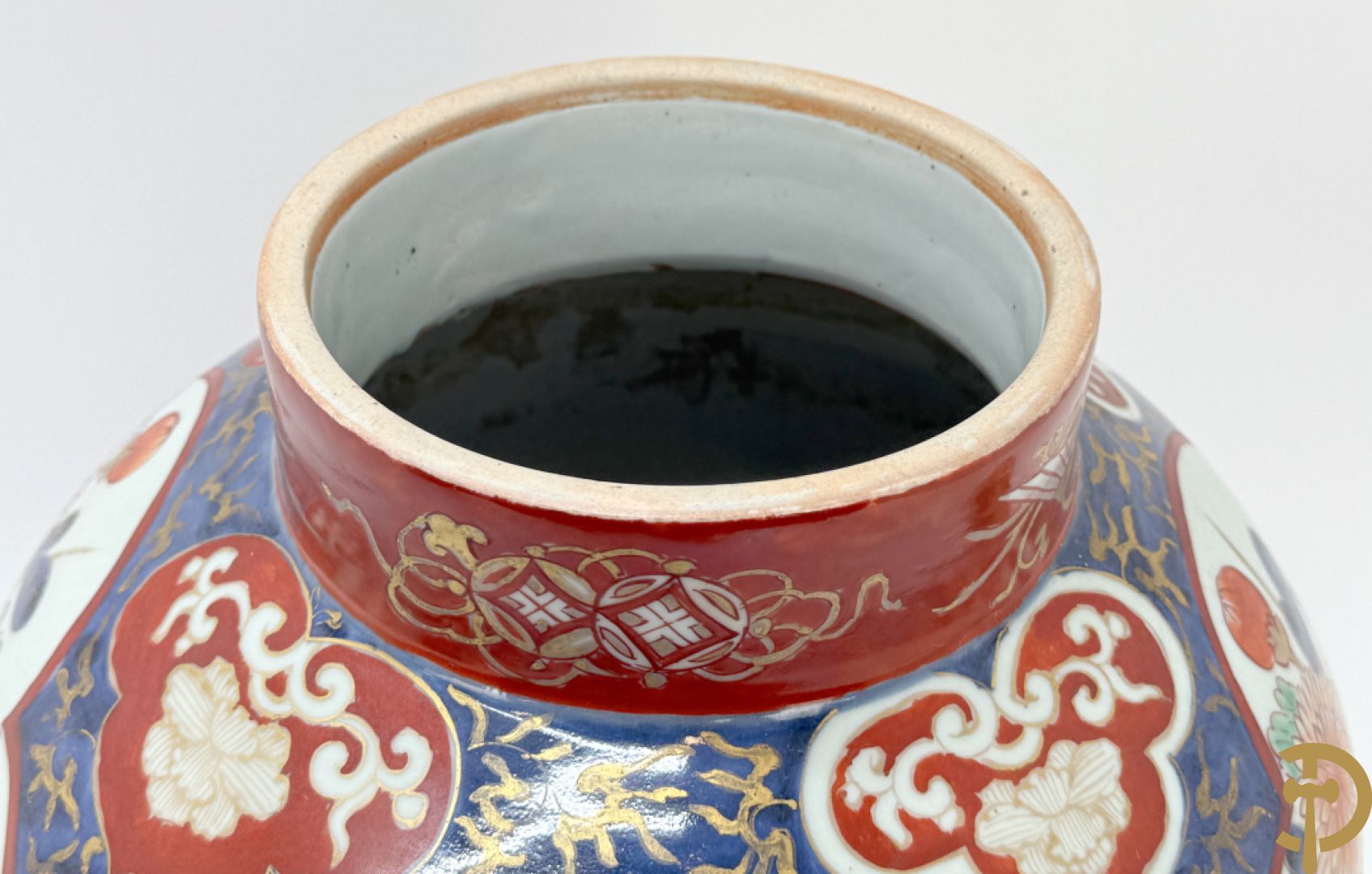 Japanse imari dekselpotiche met rood/blauw decor van bloemen in cartouches