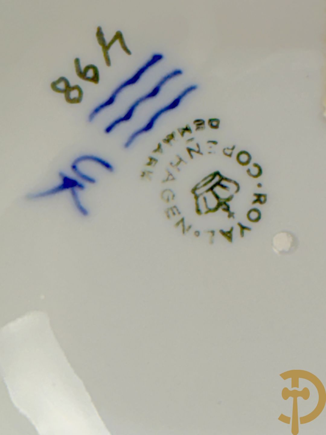 Reeks biscuitbeelden in Royal Copenhagen o.a. saterfiguur met bok, vogeltjes, hond, muis, ijsbeer, schaaltje