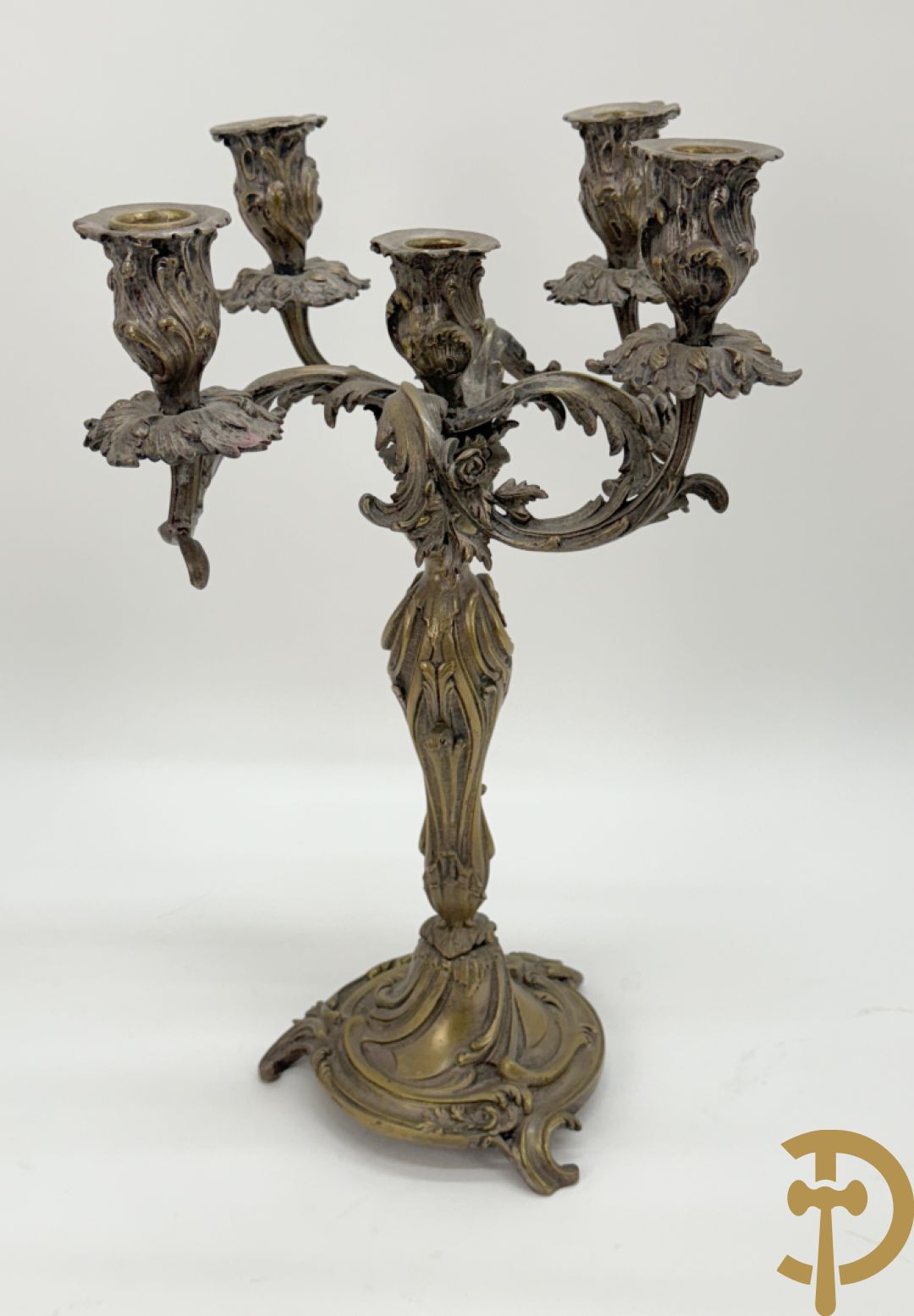 Paar bronzen getorste vijfarmige Louis XV kandelaars