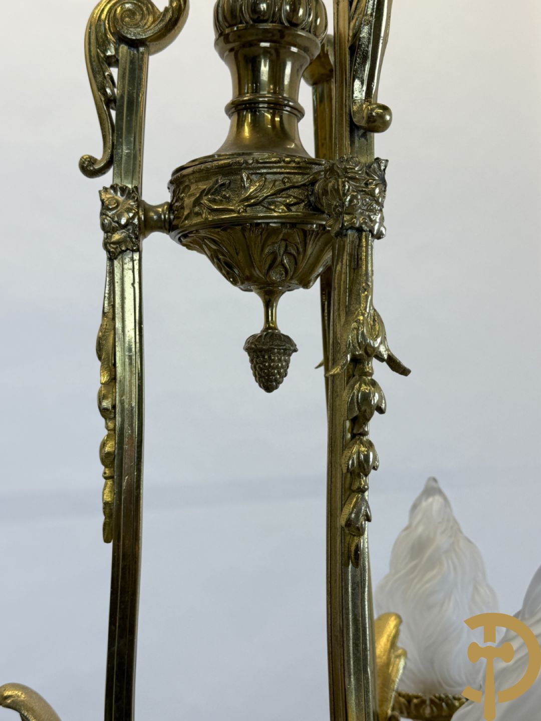 Vuurvergulde bronzen Franse luchter met zes lichtpunten en bezet met diamantvormige kristallen