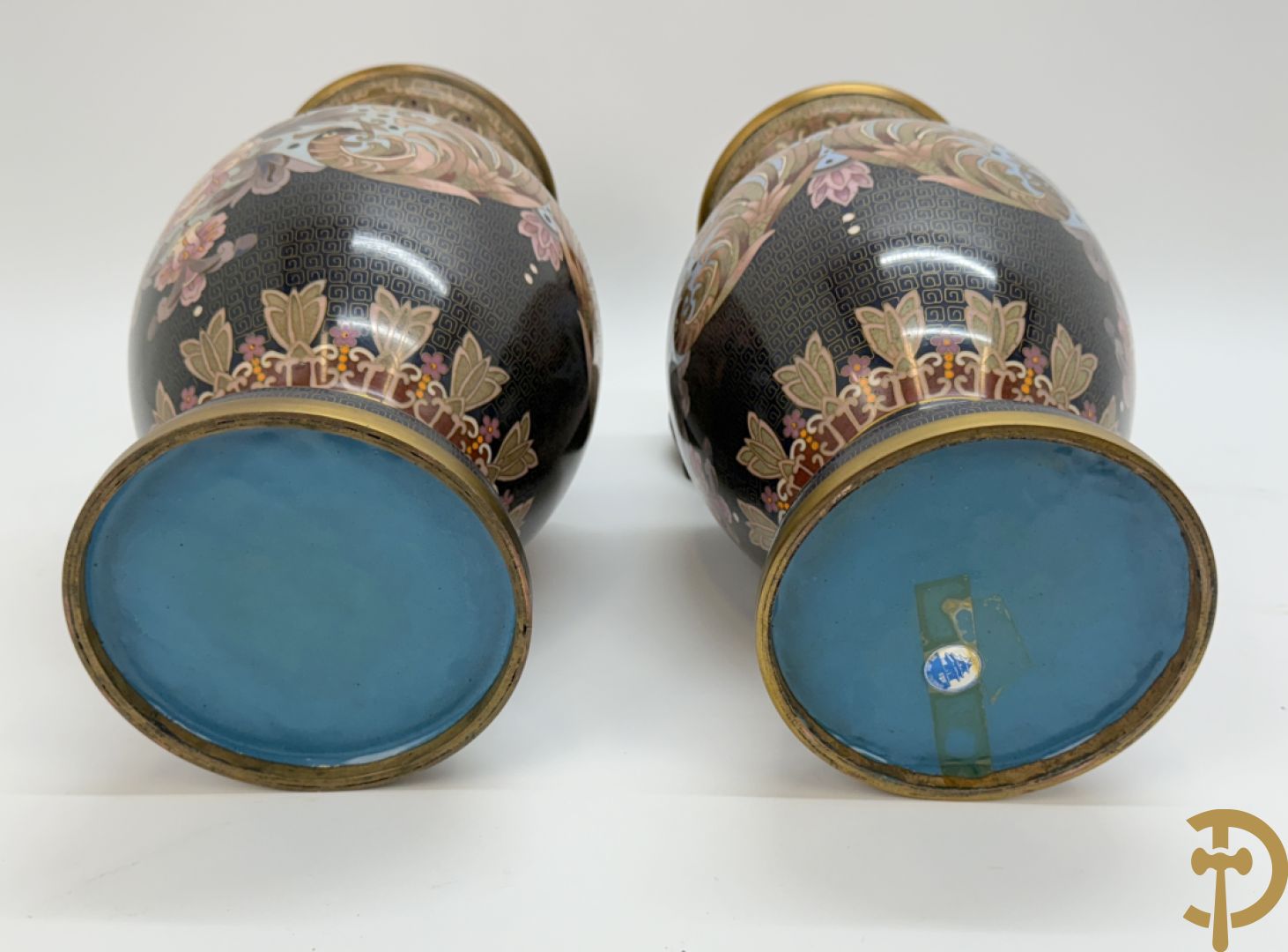 Paar ballustervormige cloisonévazen met decor van vogels en bloemen - op houten sokkel + paar kleine cloisonévazen met vogel en bloemendecor - op houten sokkel