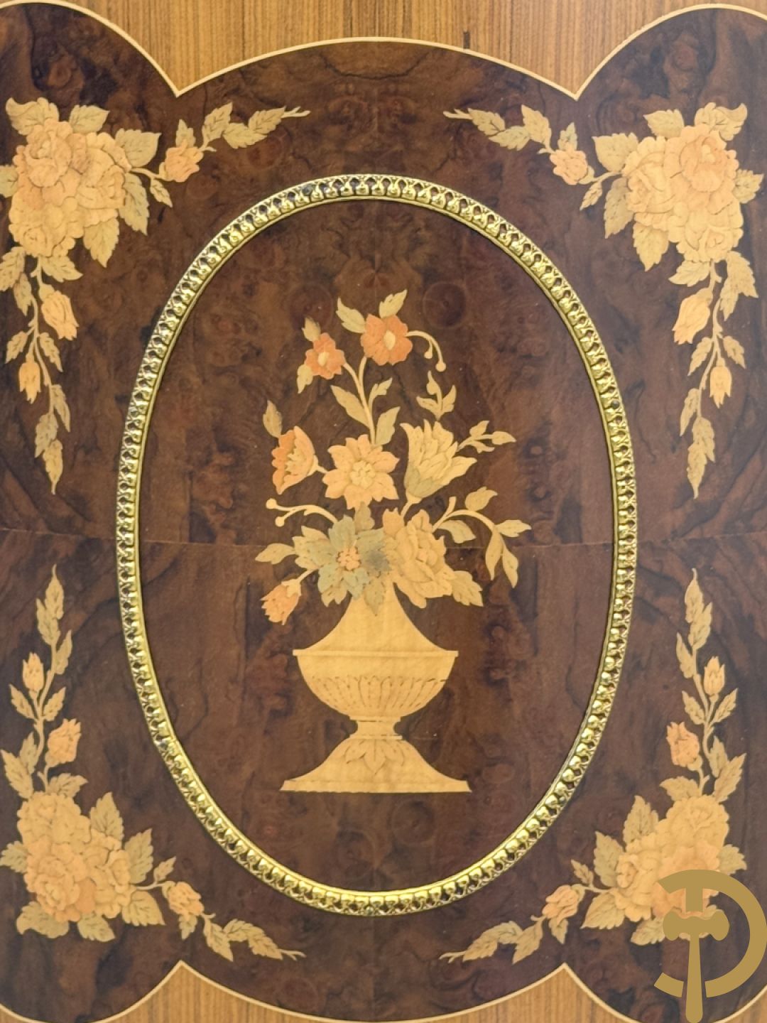 Notelaren hoekkast met lade, bloemenmarketterie en bronsbeslag - bovenaan met wit marmeren blad