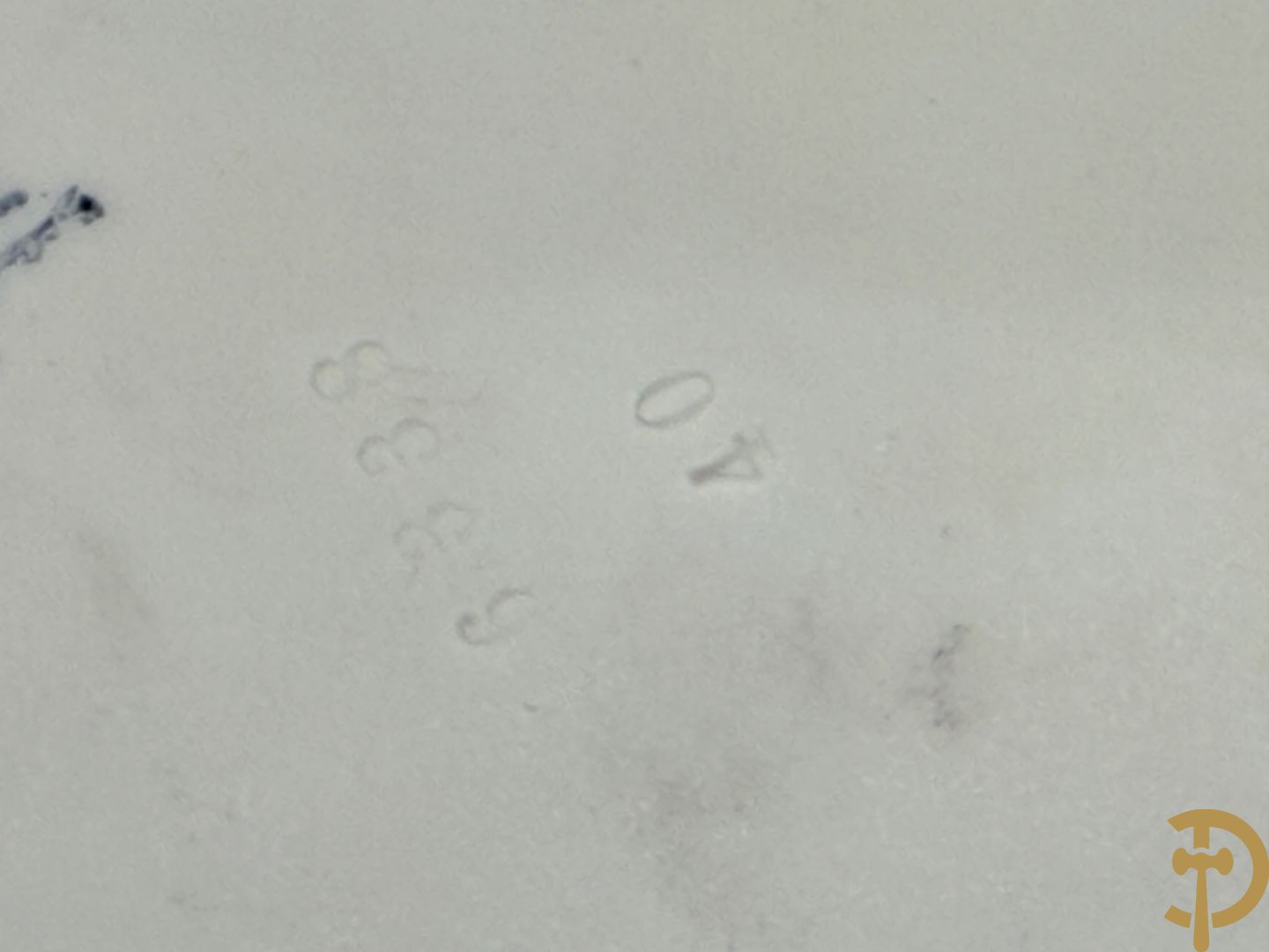 Biscuit beeld met leeuwen trekkende een open koets, getekend onderaan