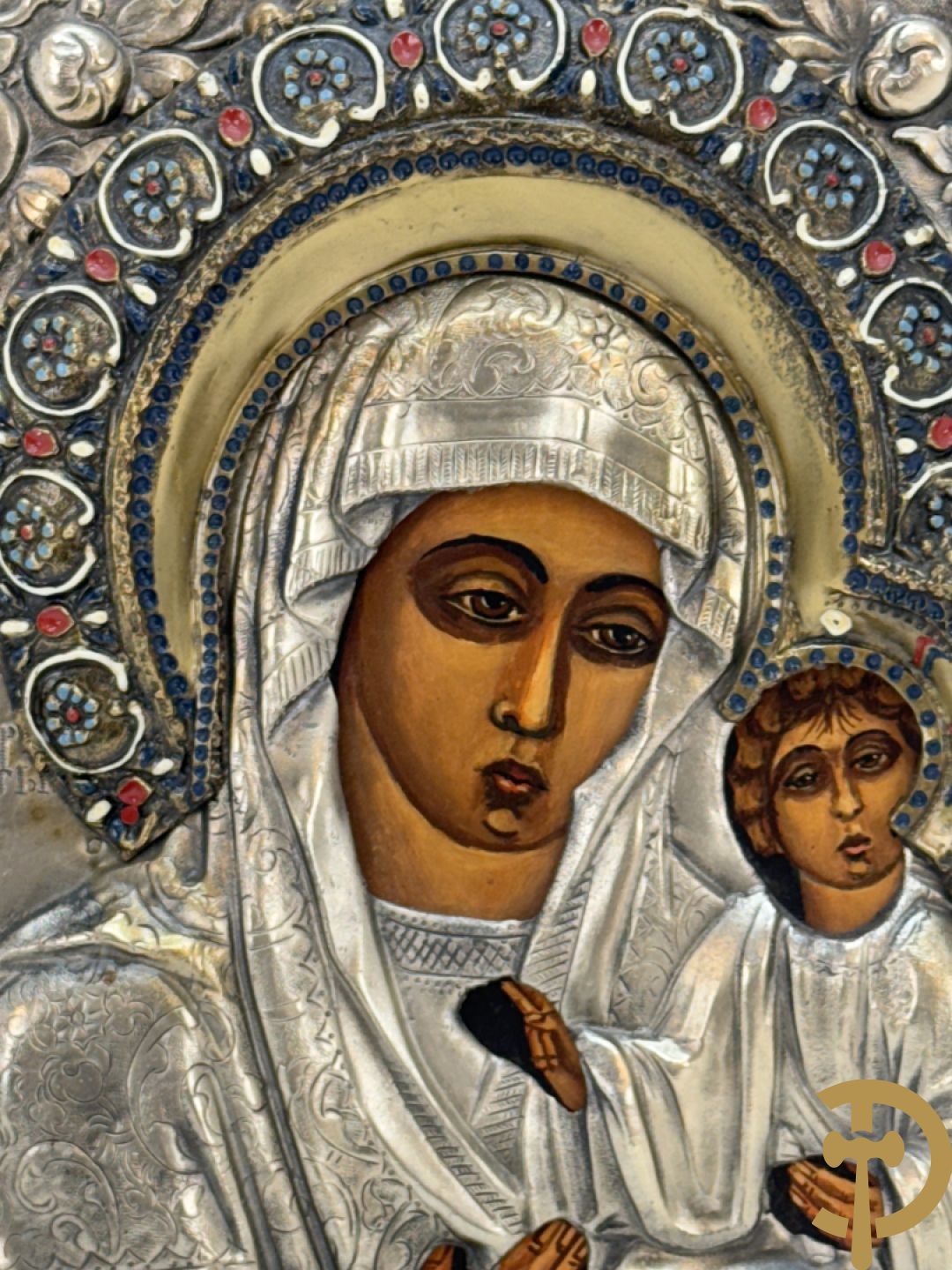 Ikoon met voorstelling van Madonna met kind met verzilverde rizza