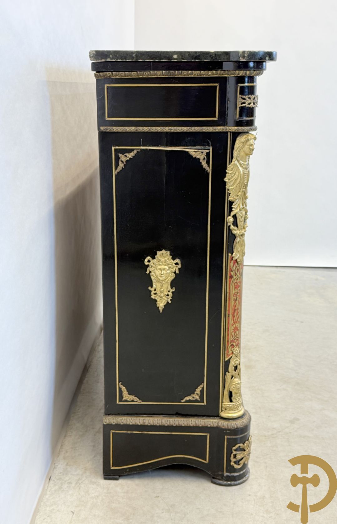 Napoleon III tweedeursdresse bezet met bronzen ornamenten van dameshoofden - paar ovale medaillons in de deuren, alles bezet met Boulle techniek - bovenaan met marmeren blad